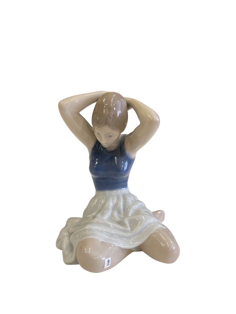 ЛОТ 44 Девочка, поправляющая волосы